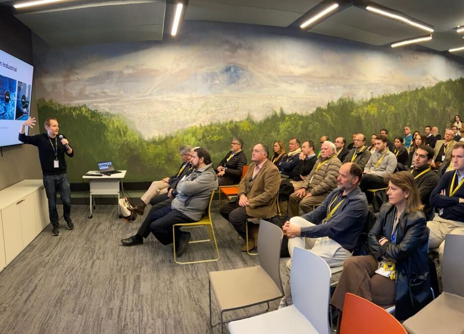 FIUC y EY Latinoamérica realizaron desayuno ejecutivo sobre inteligencia artificial y el futuro del trabajo